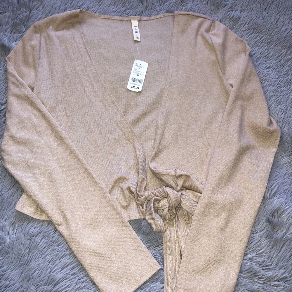 BRAND NEW fashion q top, can be worn many ways